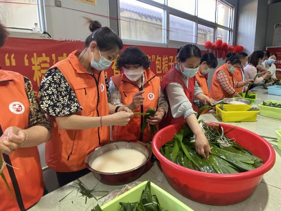 青口供電所黨支部聯(lián)合生產(chǎn)生活服務(wù)中心分會、黃沙坨社區(qū)，共同舉辦“悠悠艾草香 濃濃端午情”系列活動。.png